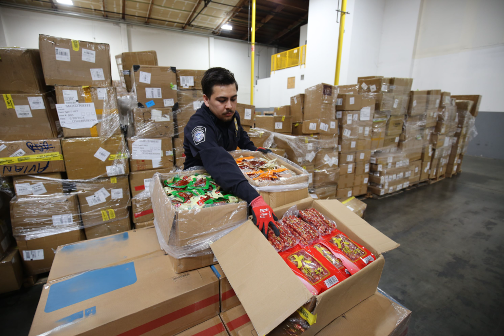 Mercancía retenida en aduana en España inspección de alimentos en puerto